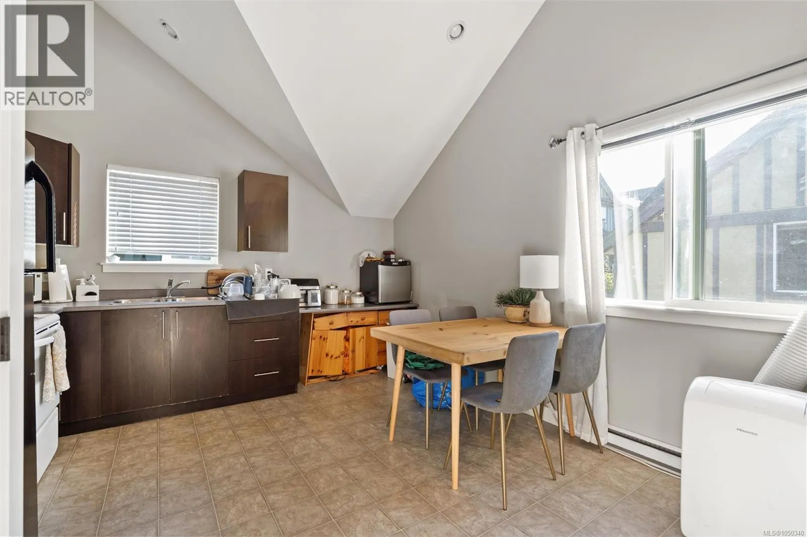 1221 Freshwater Cres