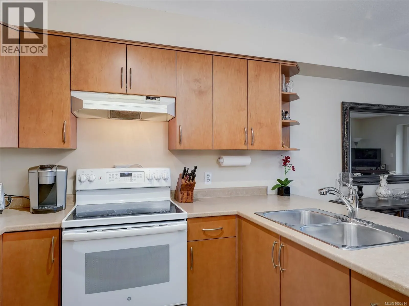 202 7070 West Saanich Rd