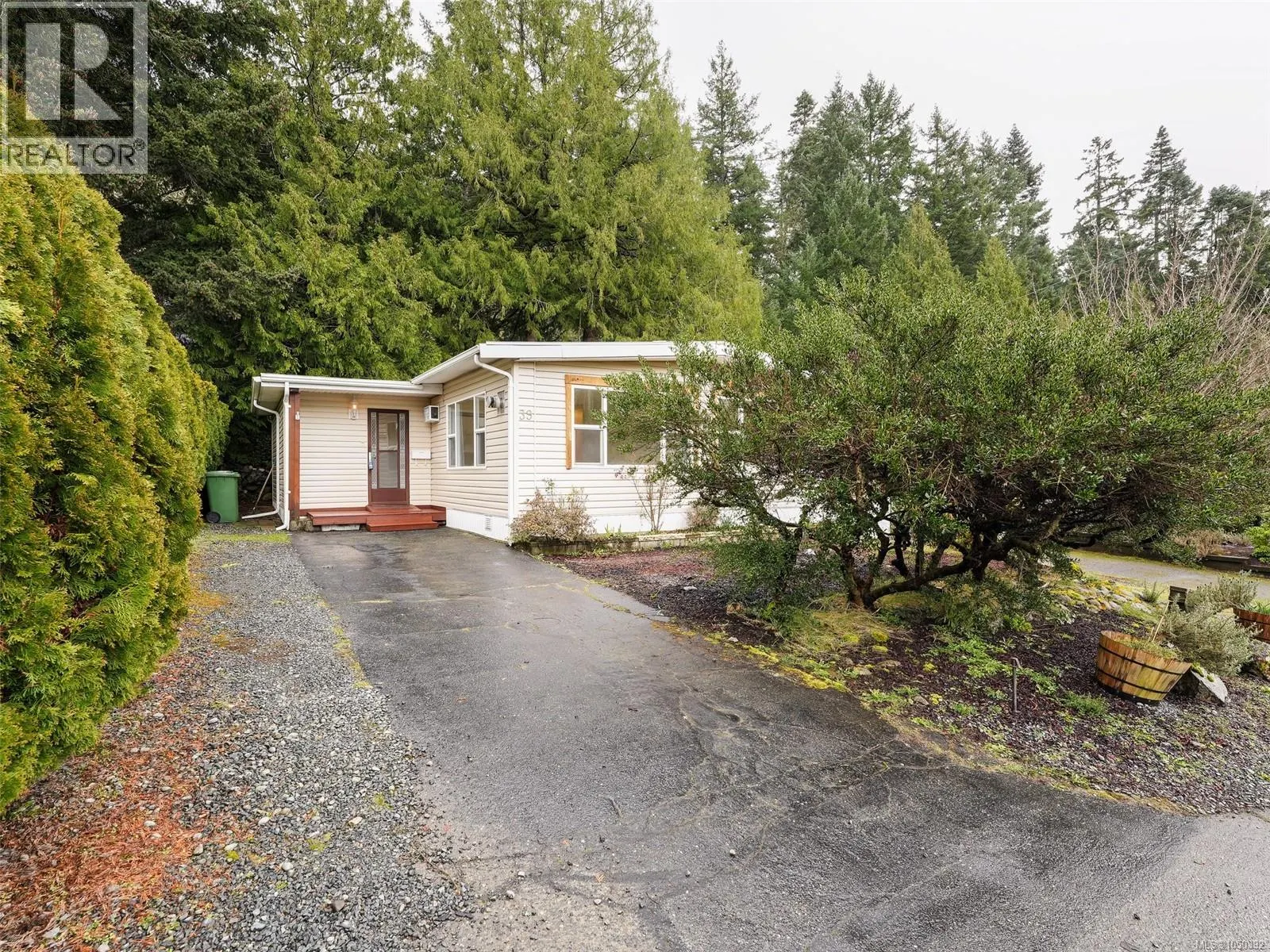 39 2587 Selwyn Rd