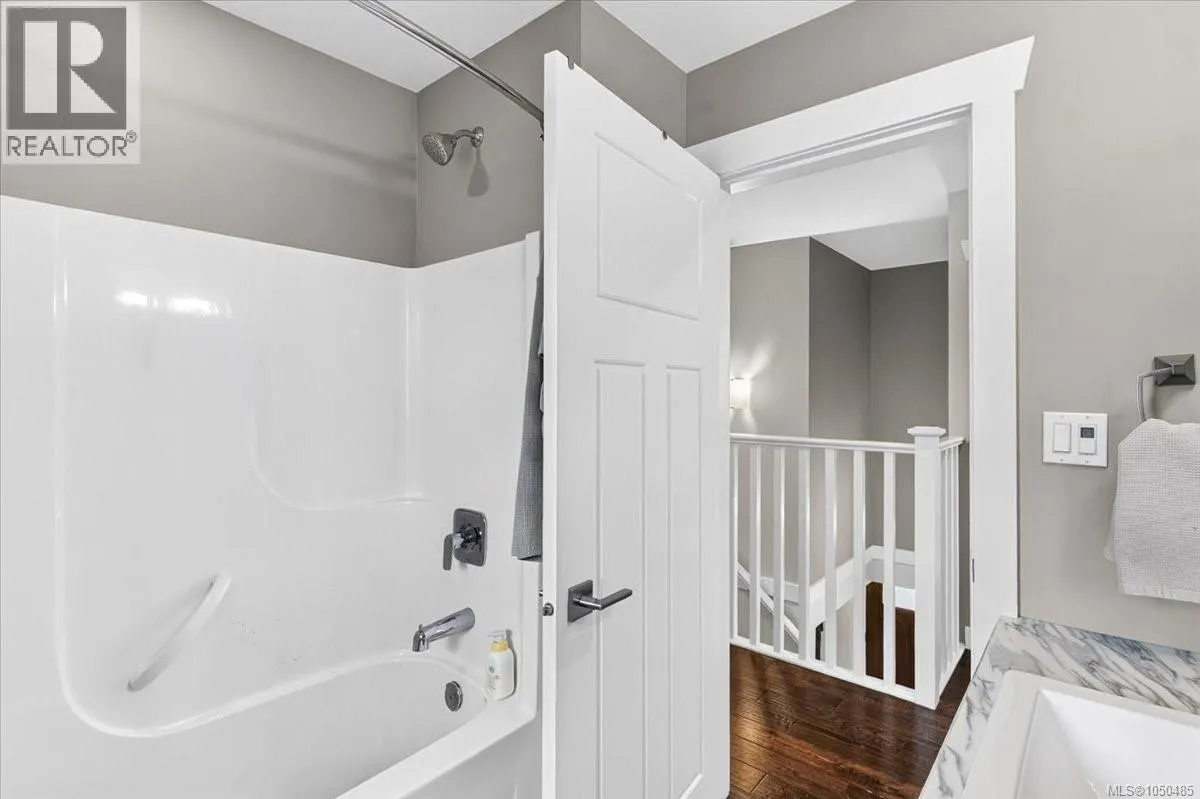 3615 Lyall Point Cres