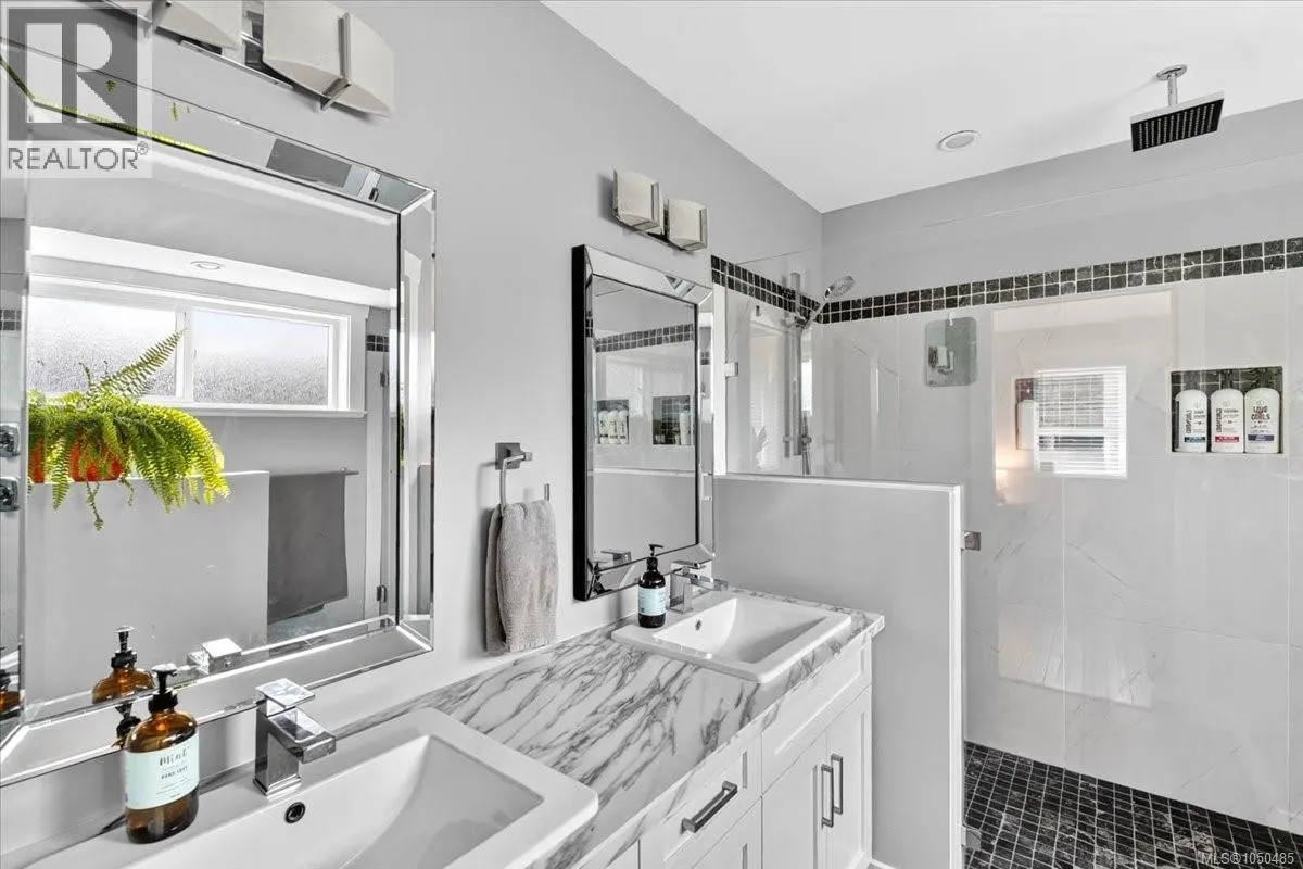 3615 Lyall Point Cres