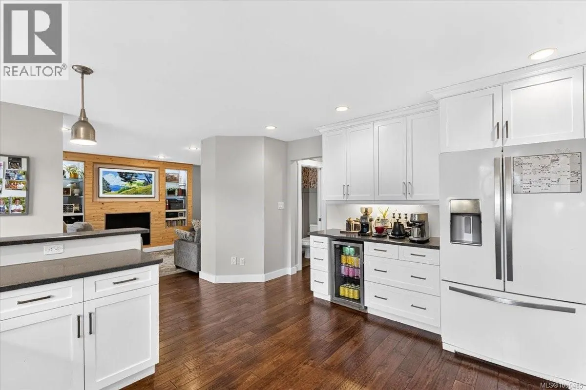 3615 Lyall Point Cres