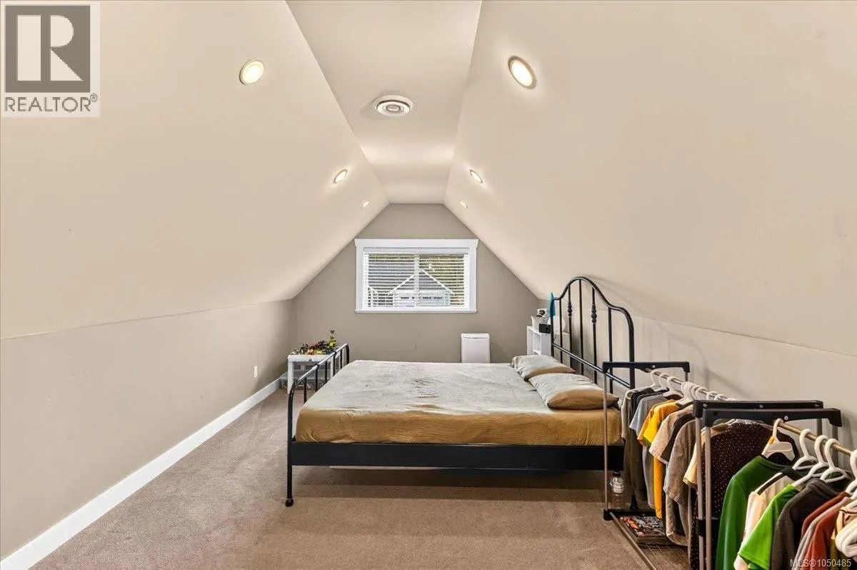 3615 Lyall Point Cres