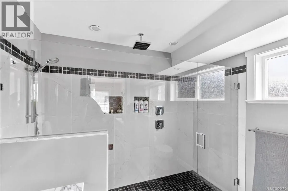 3615 Lyall Point Cres