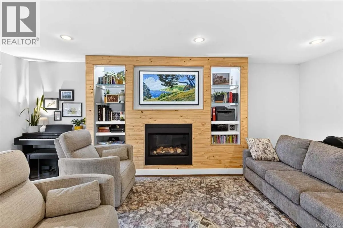 3615 Lyall Point Cres