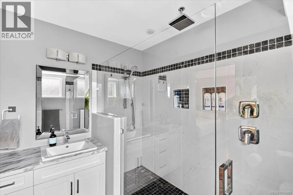 3615 Lyall Point Cres