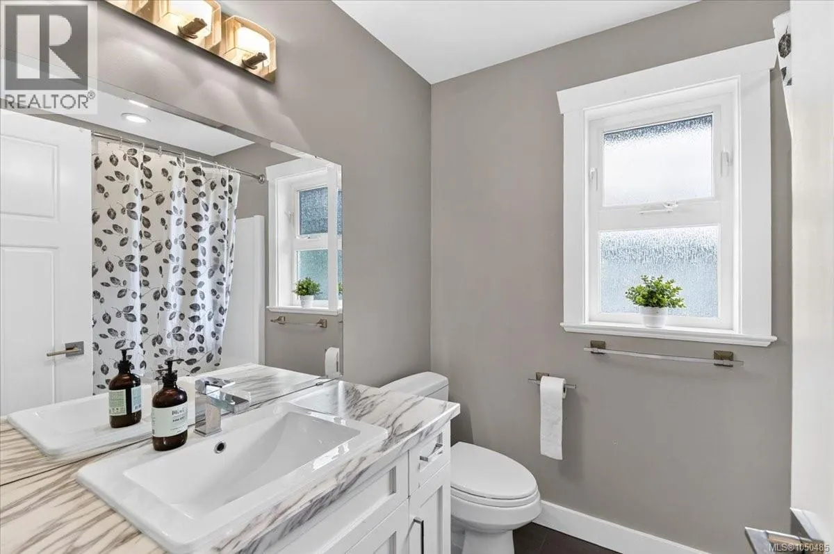3615 Lyall Point Cres