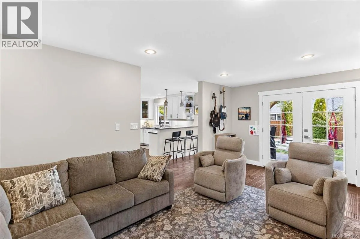 3615 Lyall Point Cres