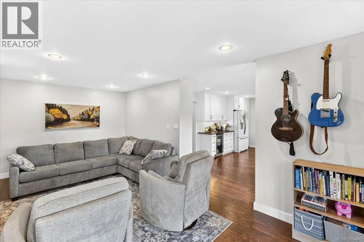 3615 Lyall Point Cres