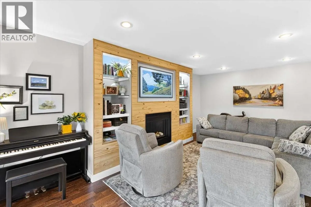 3615 Lyall Point Cres
