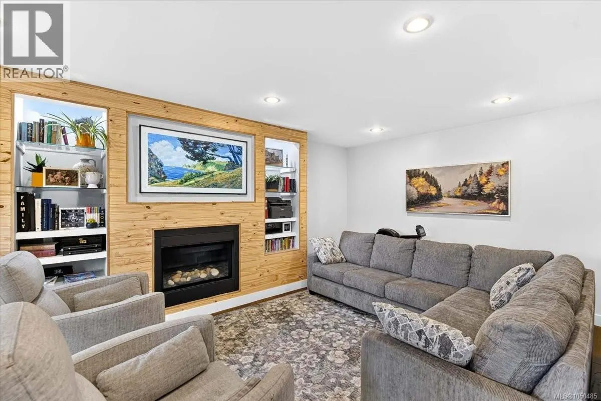 3615 Lyall Point Cres
