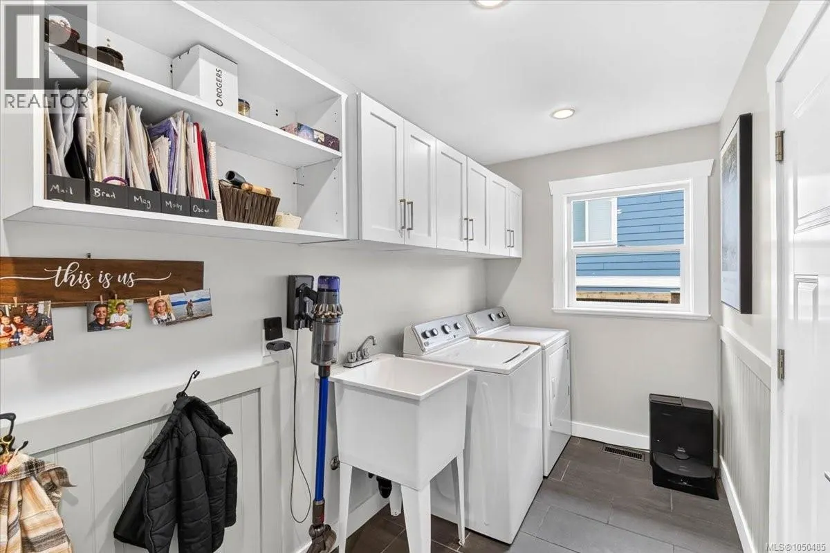 3615 Lyall Point Cres