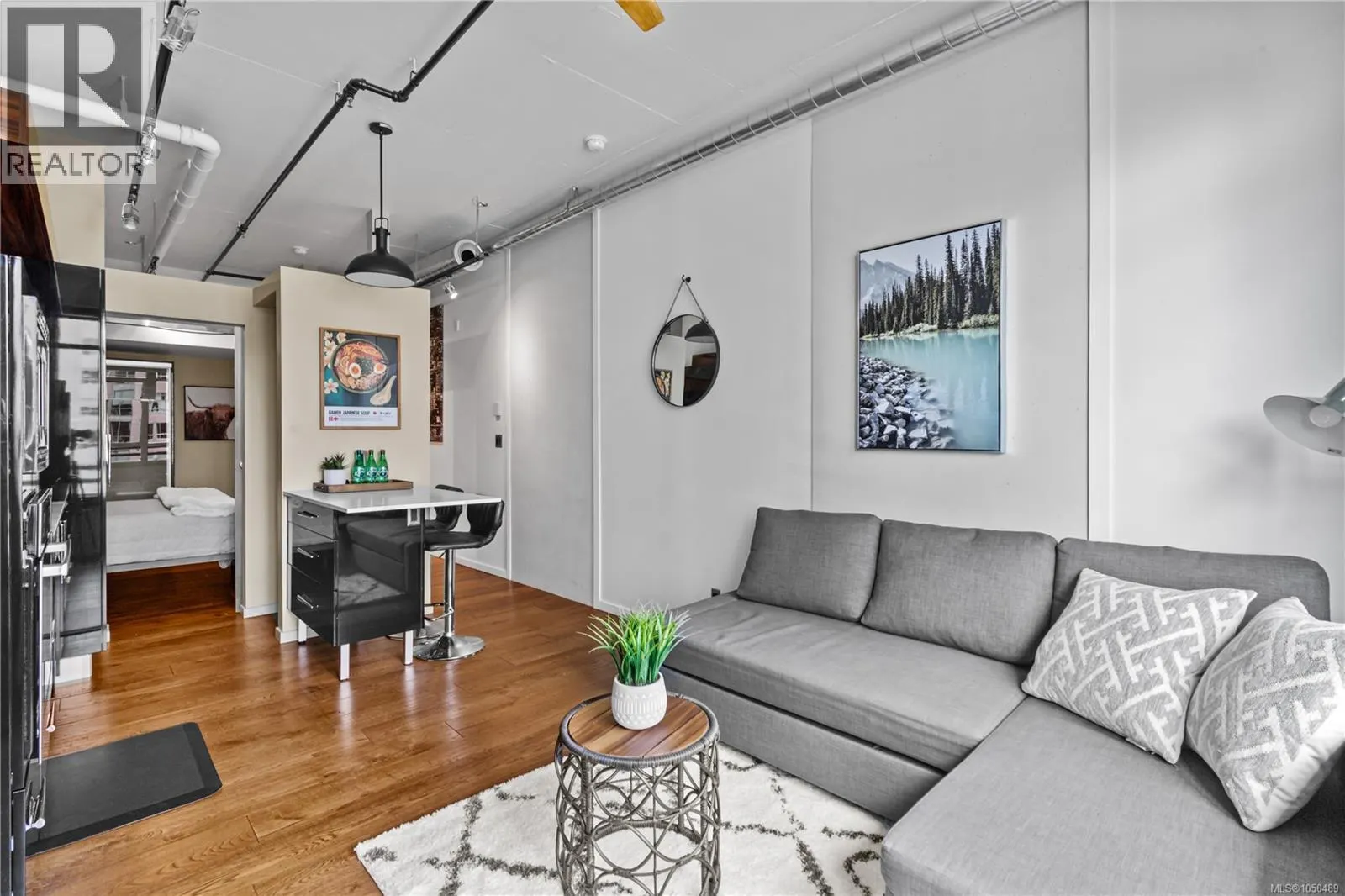 427 1029 View St