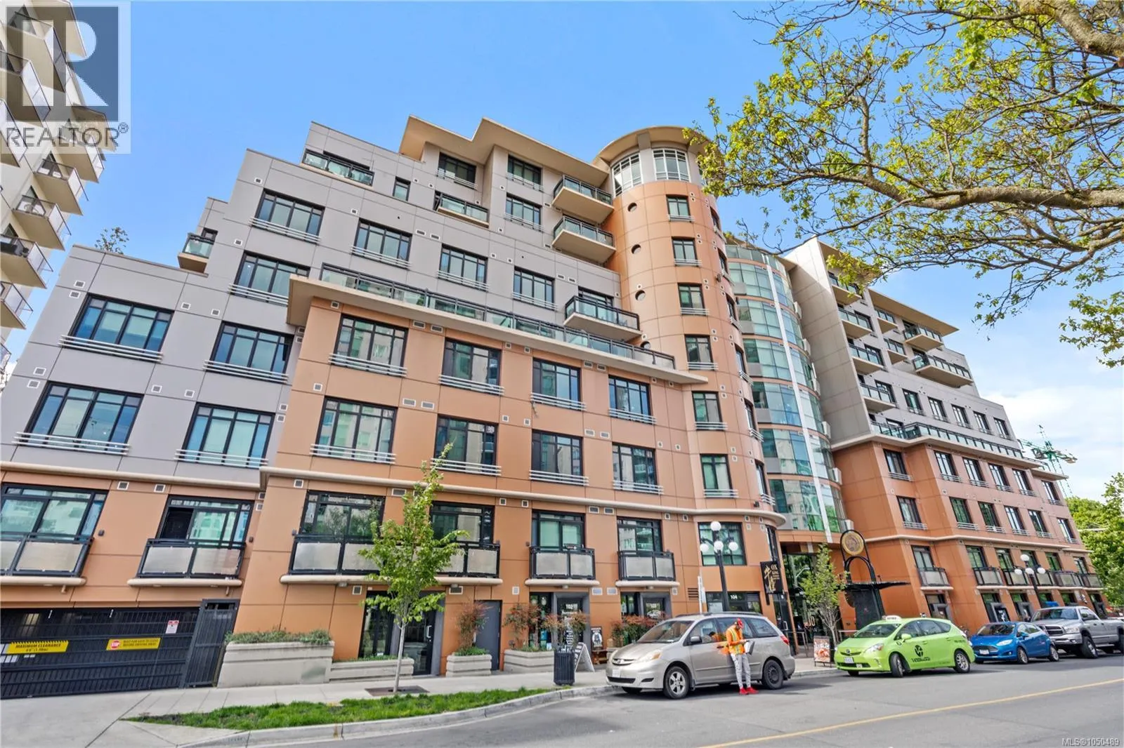 427 1029 View St