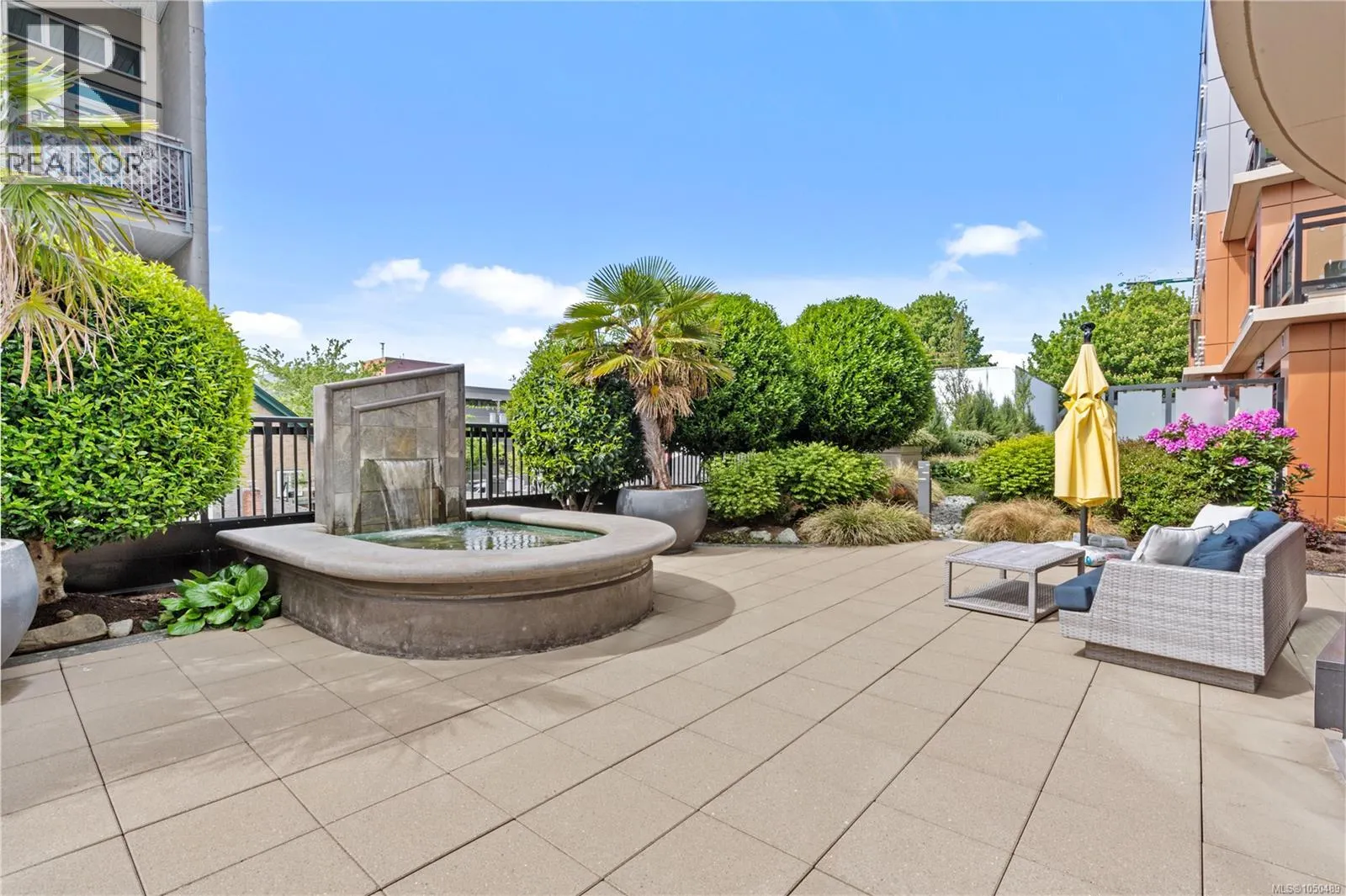 427 1029 View St