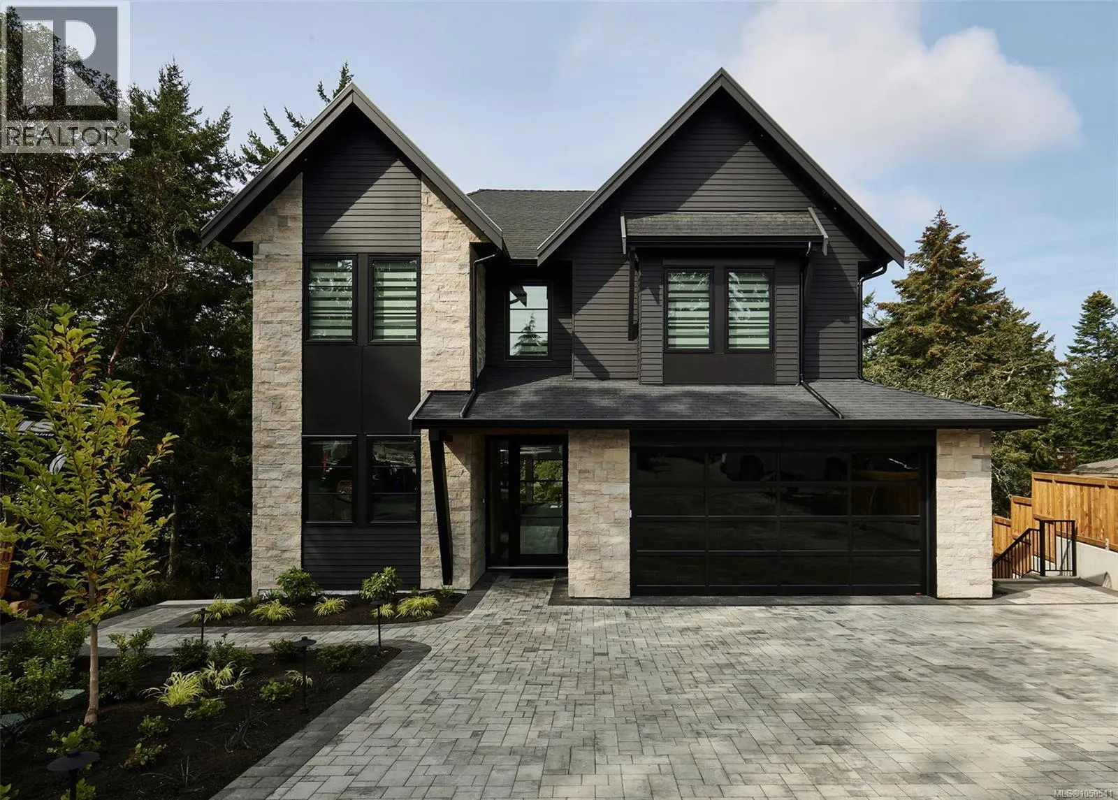3912 Woodlands Pl