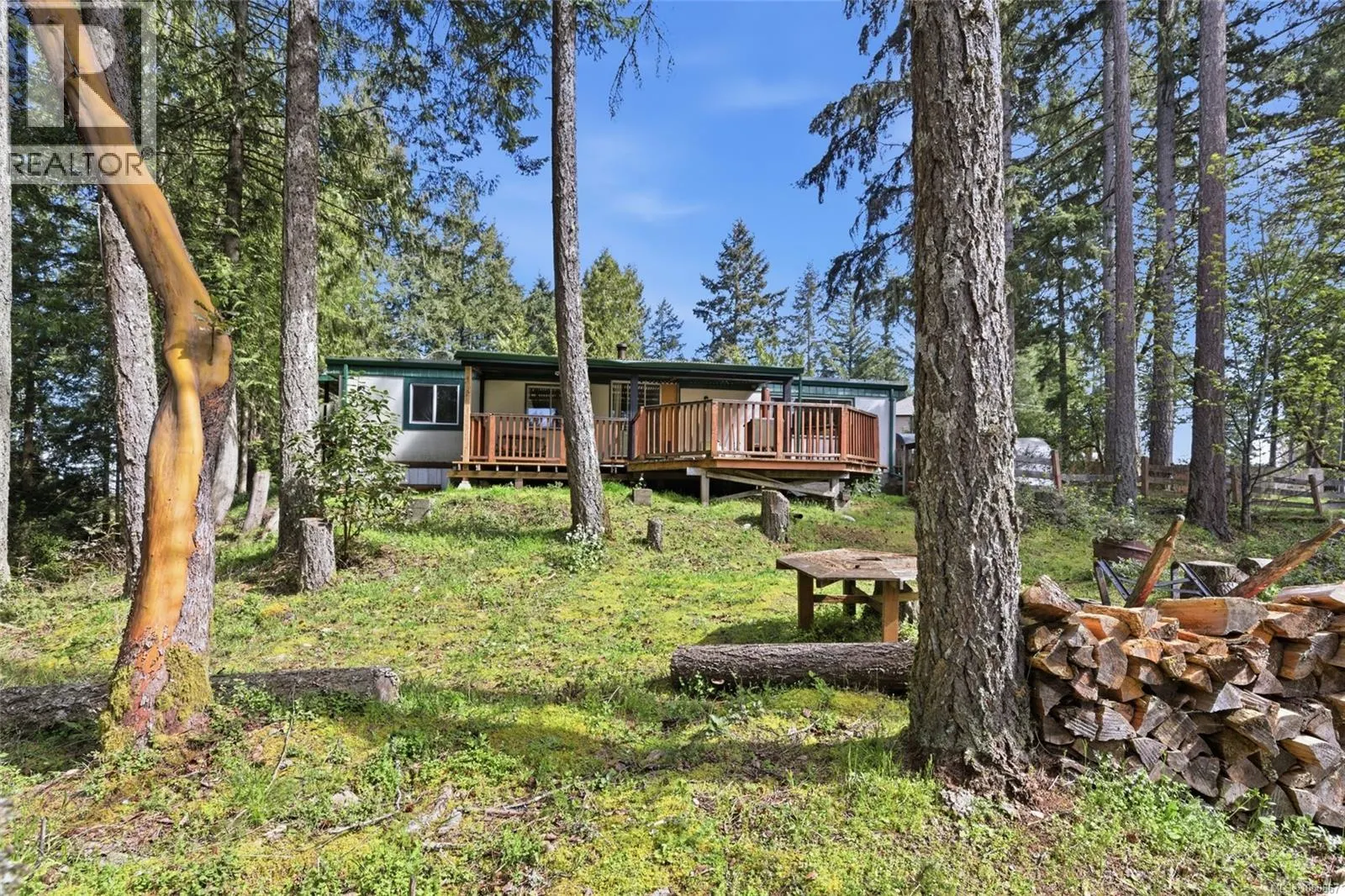 69 Lake Pl