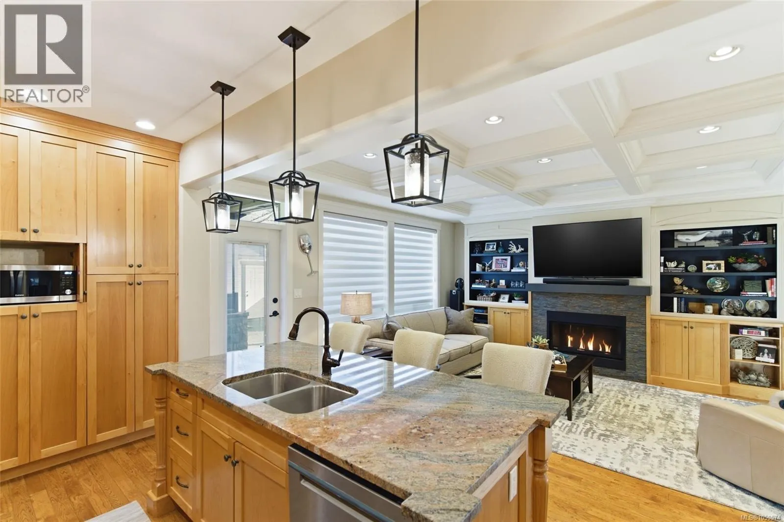 844 Mulholland Dr