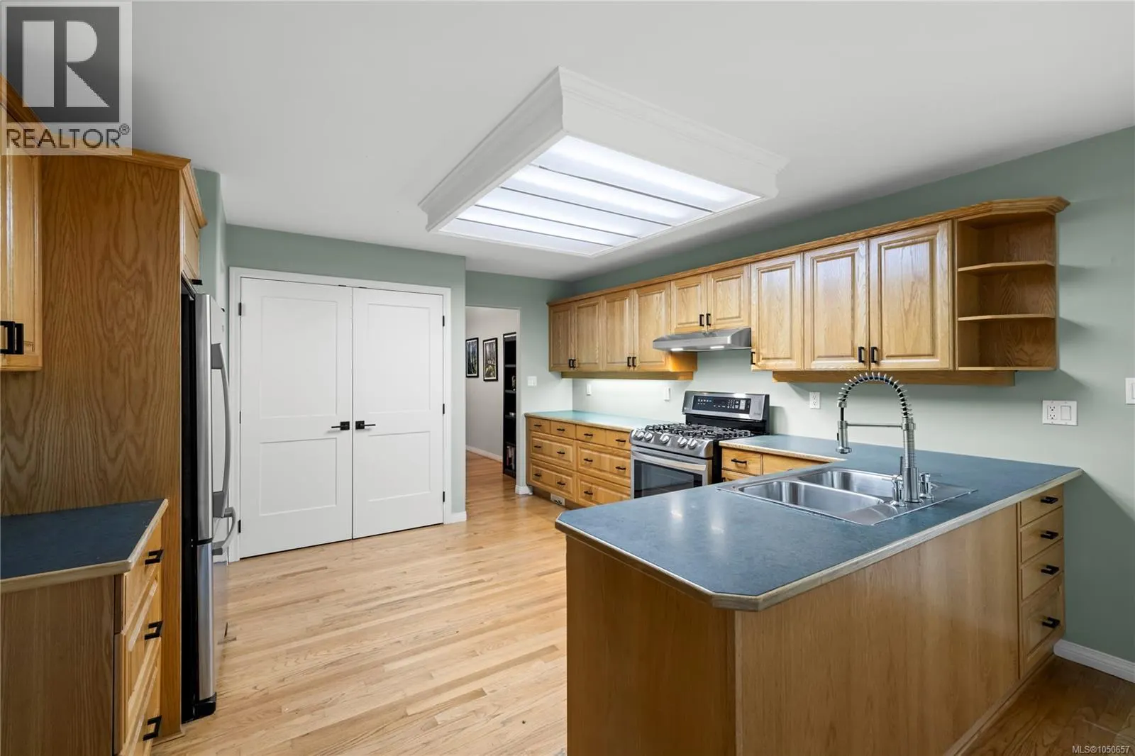 1730 Sangster Cres