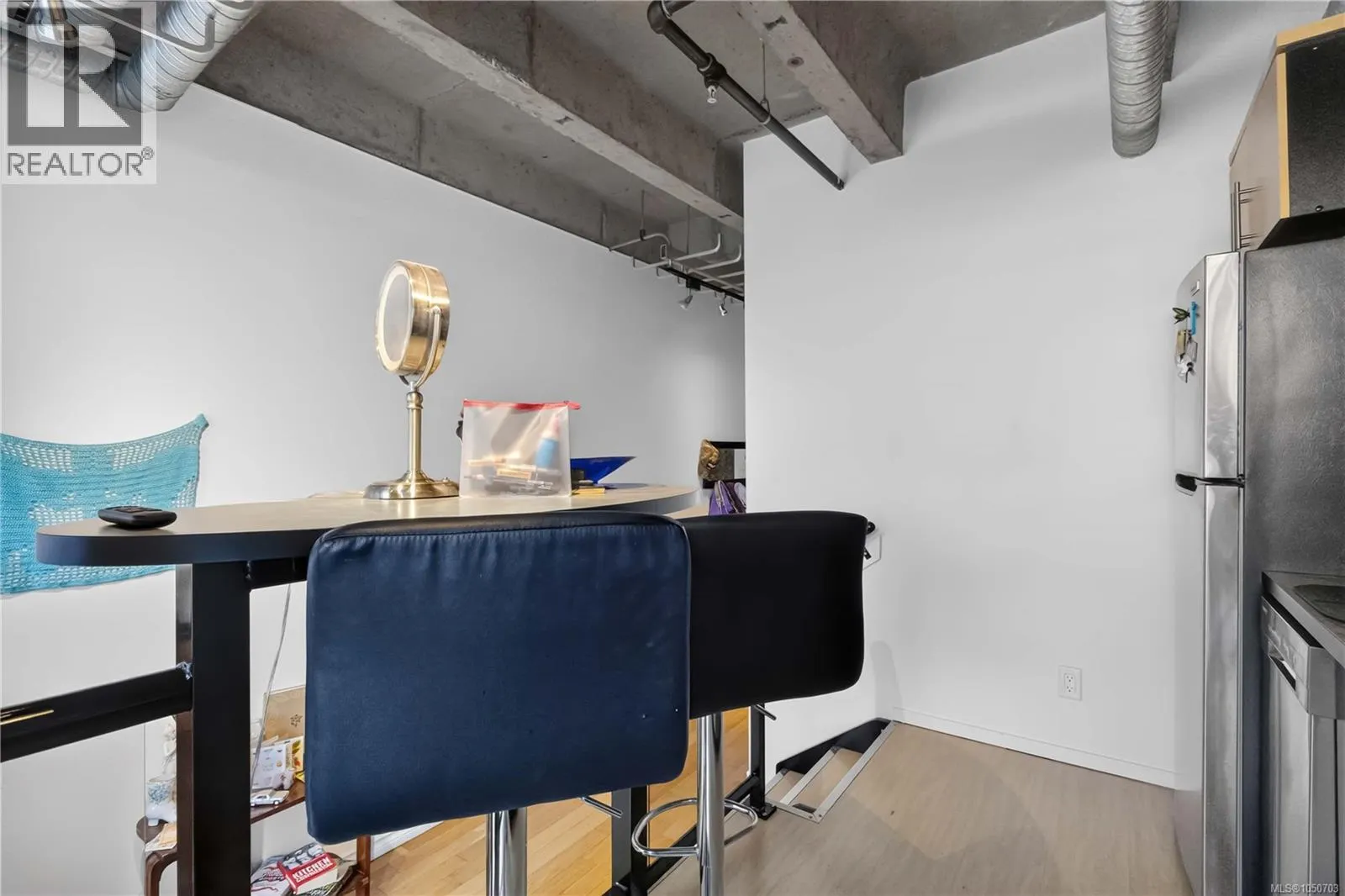 213 1061 Fort St