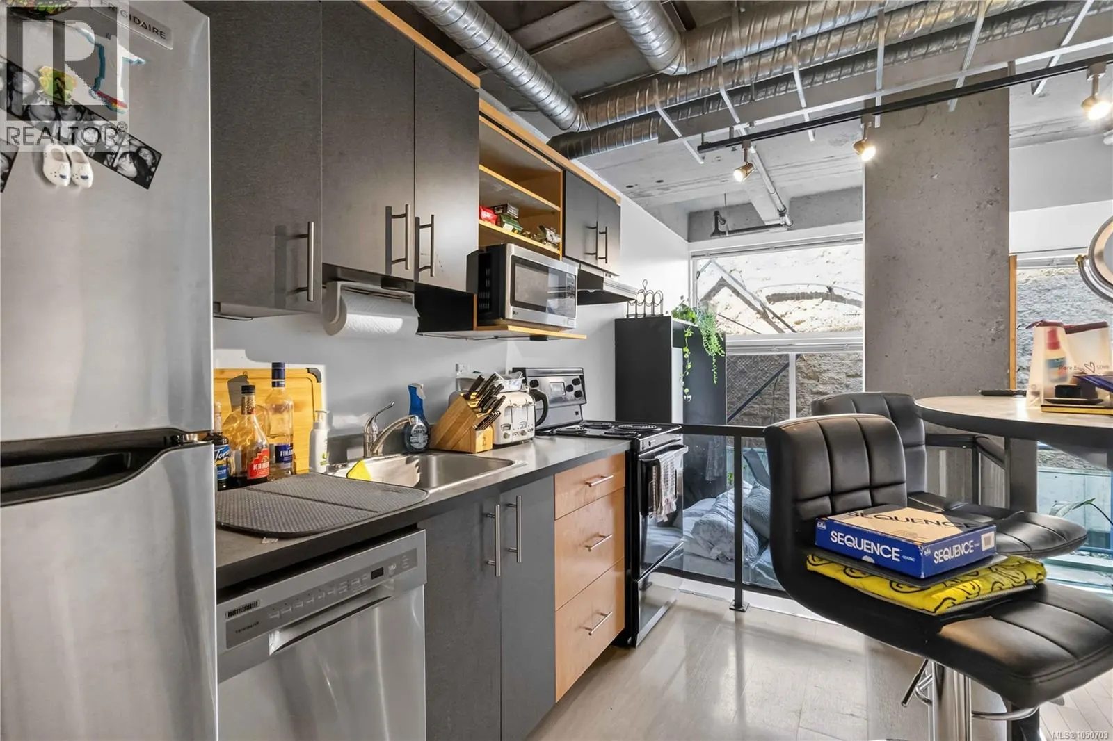 213 1061 Fort St