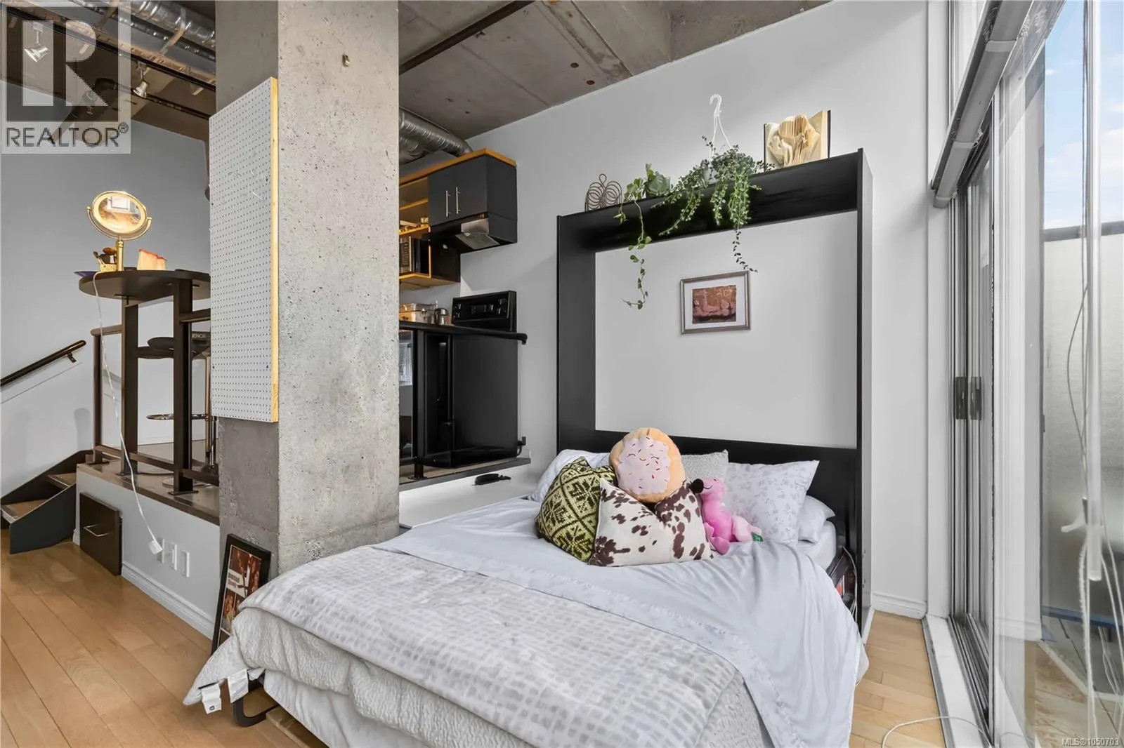 213 1061 Fort St