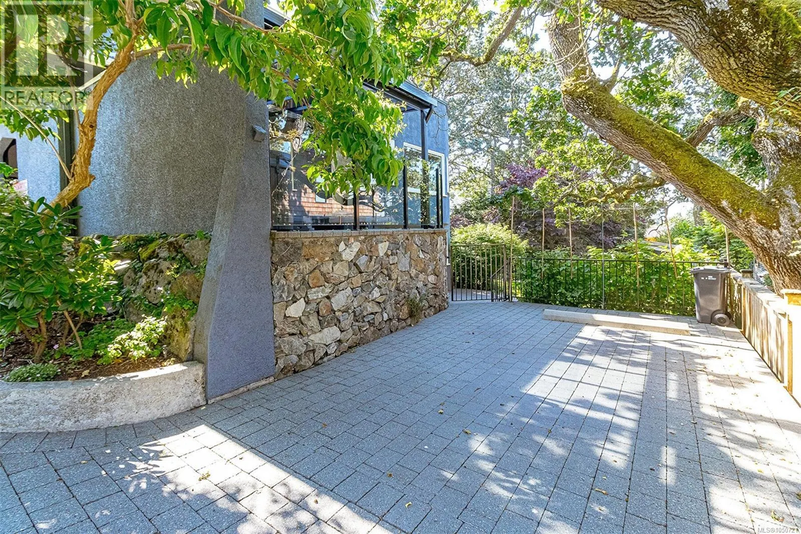 1 Briar Pl
