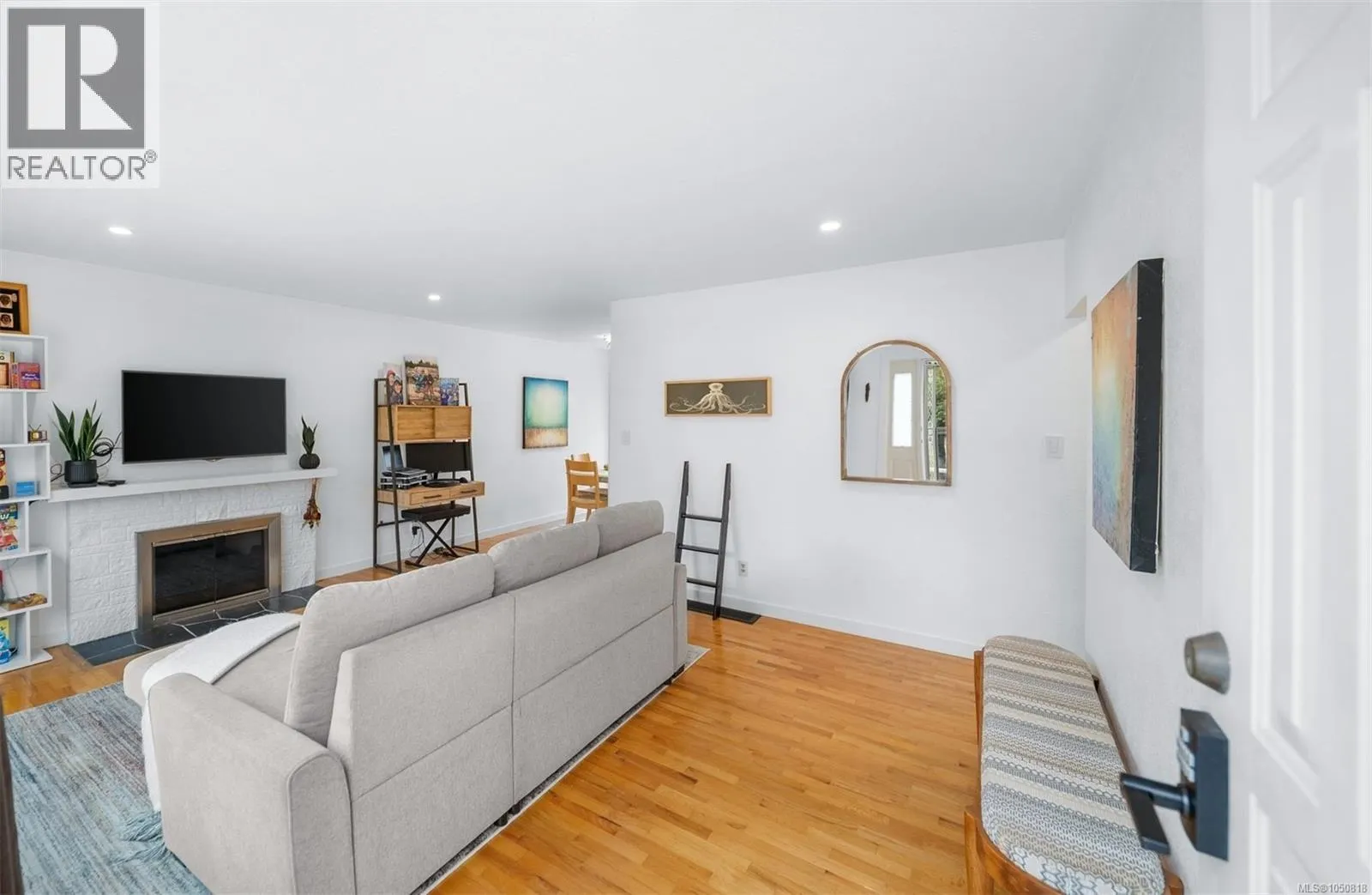 558 Kenneth St