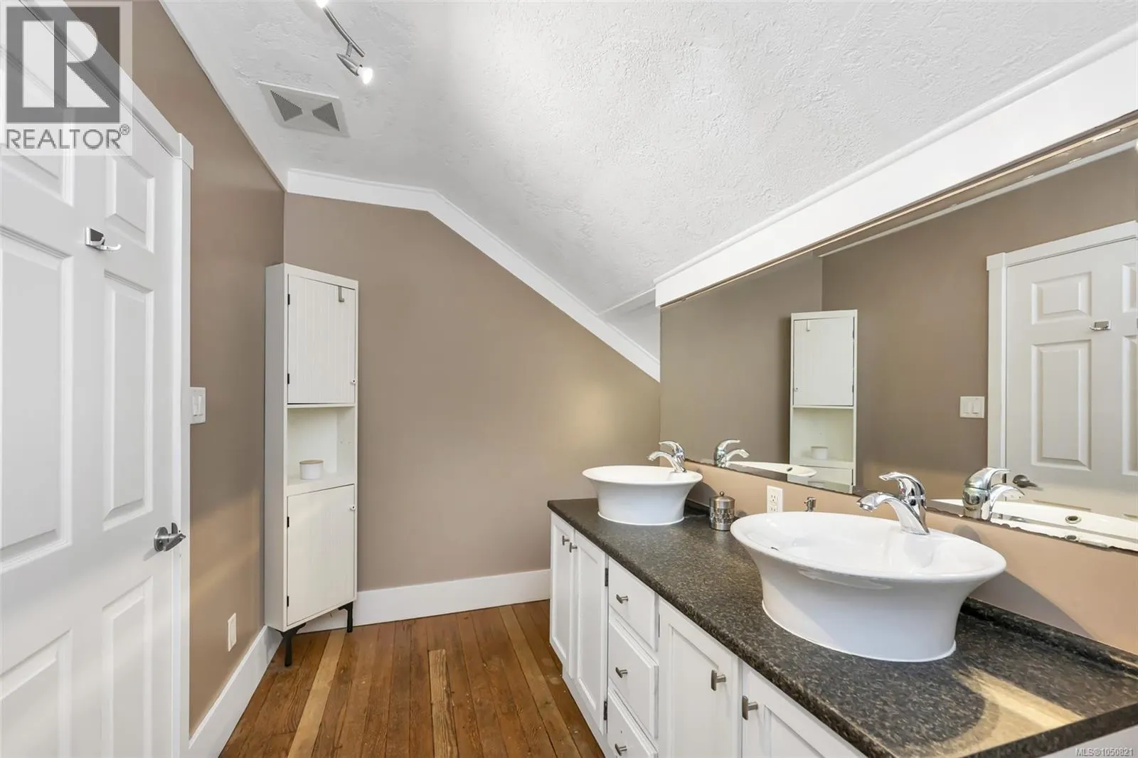 1622 Camosun St