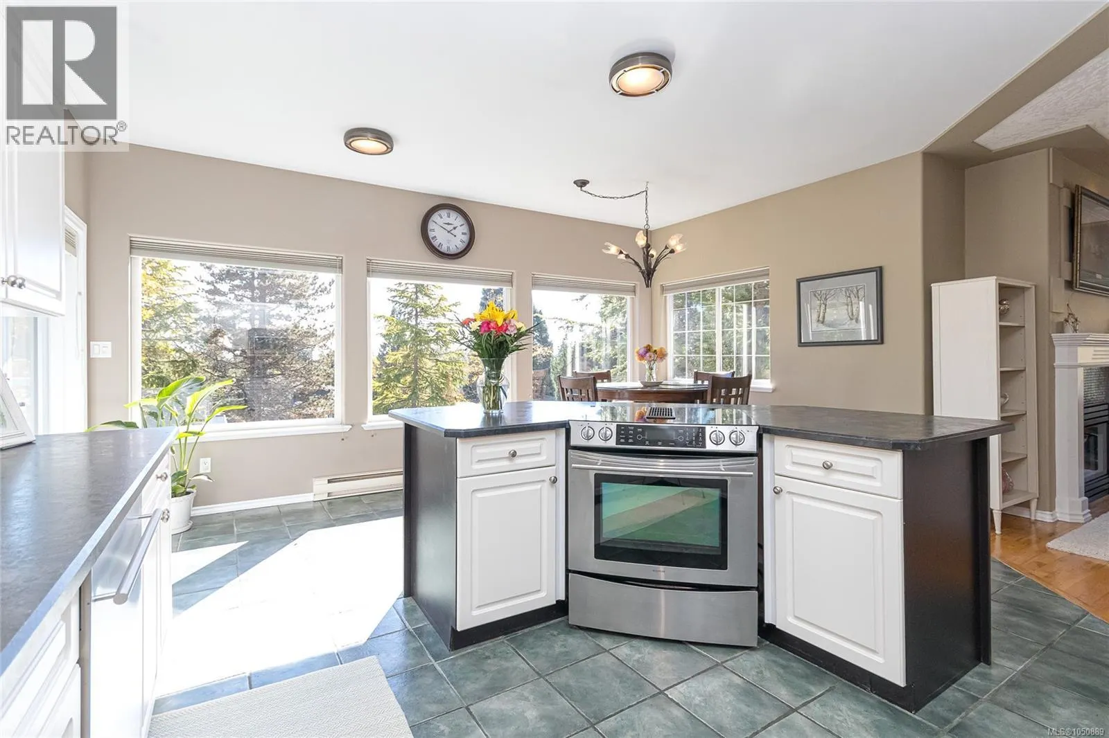 8593 Kingcome Cres