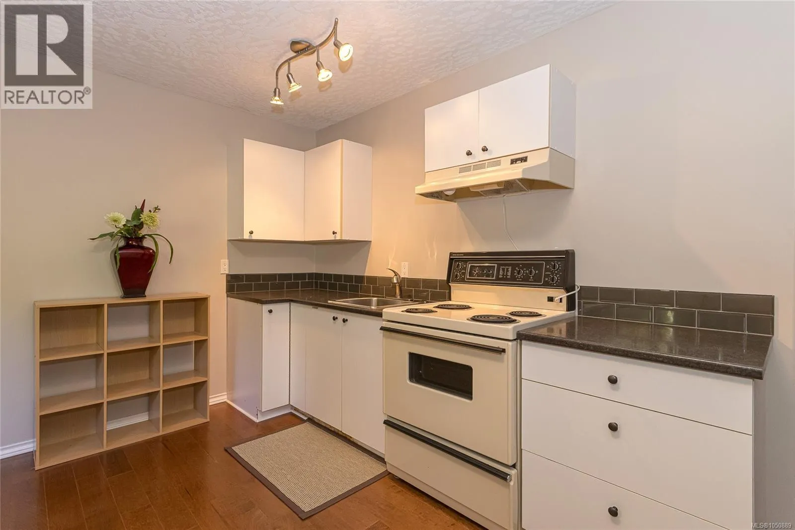 8593 Kingcome Cres