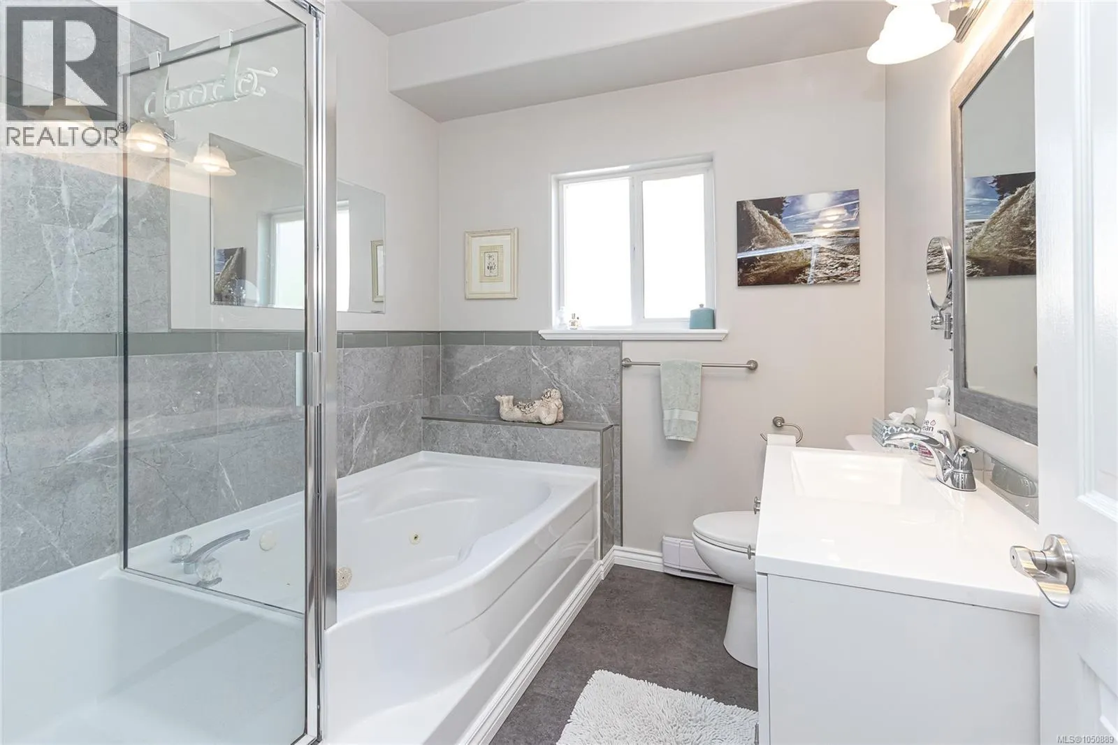 8593 Kingcome Cres