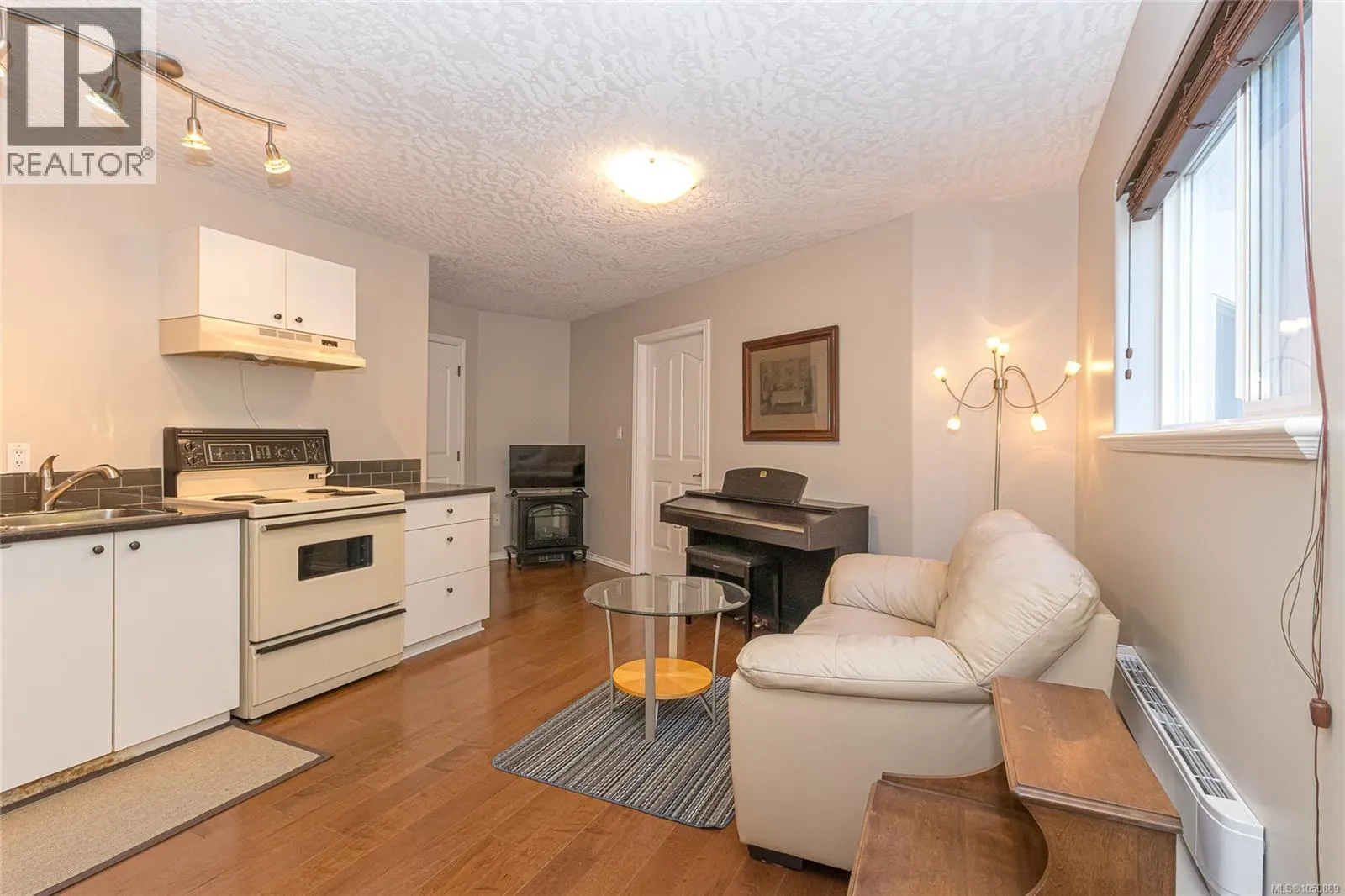 8593 Kingcome Cres