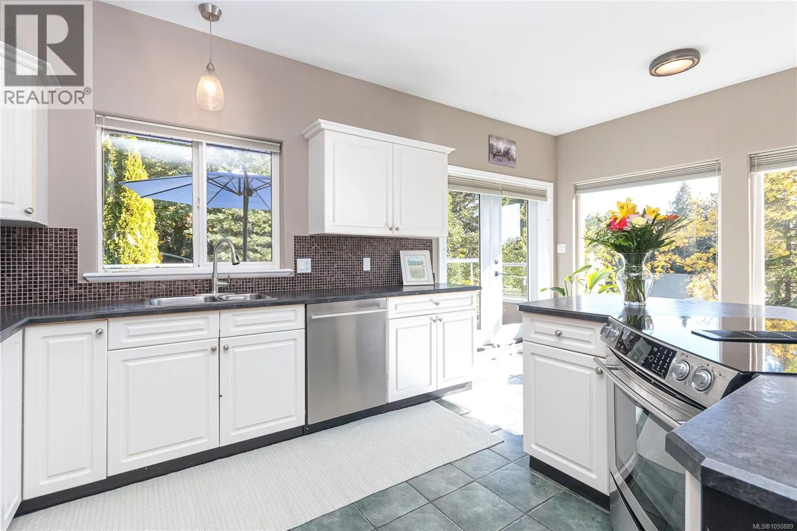 8593 Kingcome Cres