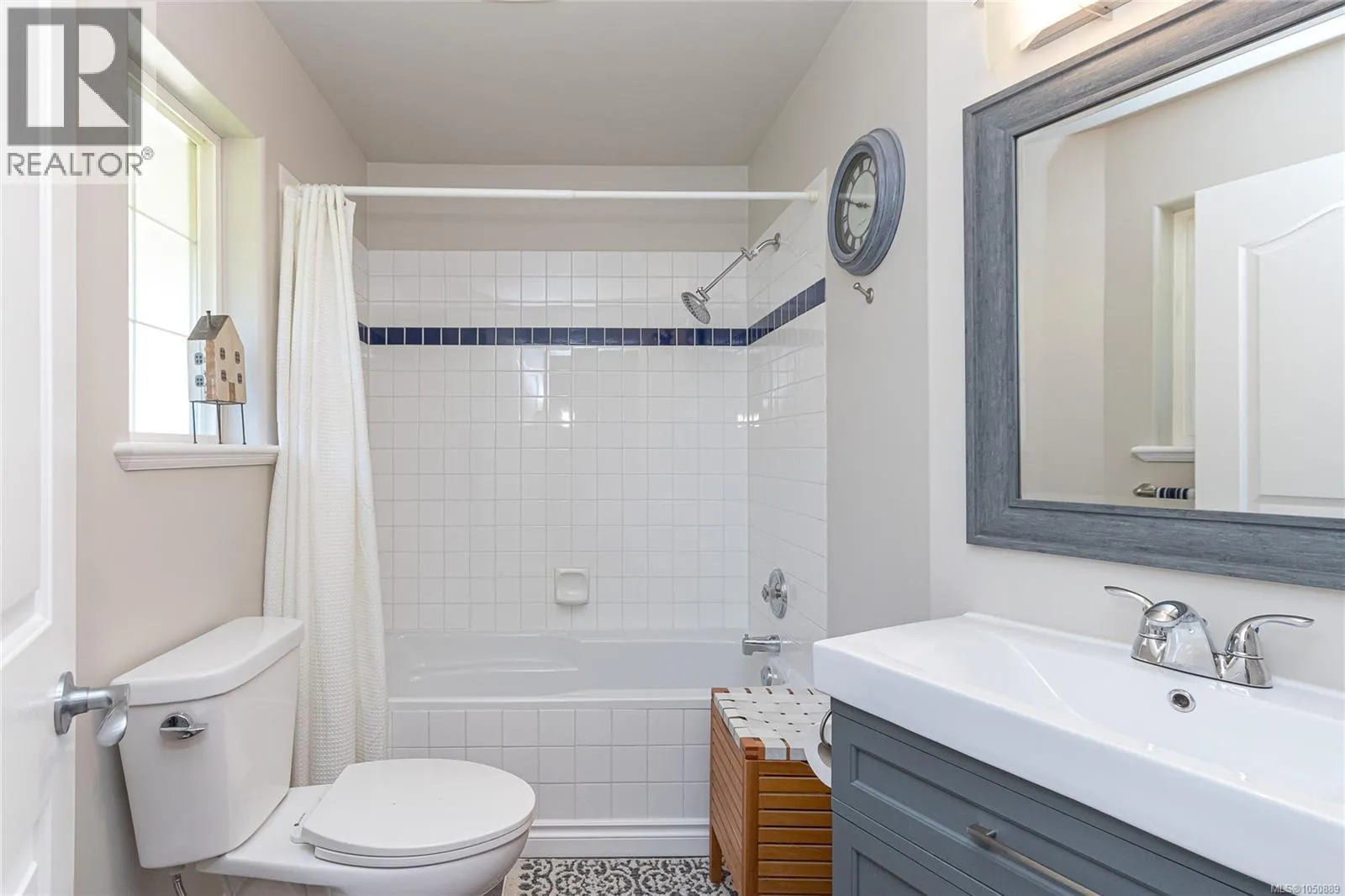 8593 Kingcome Cres
