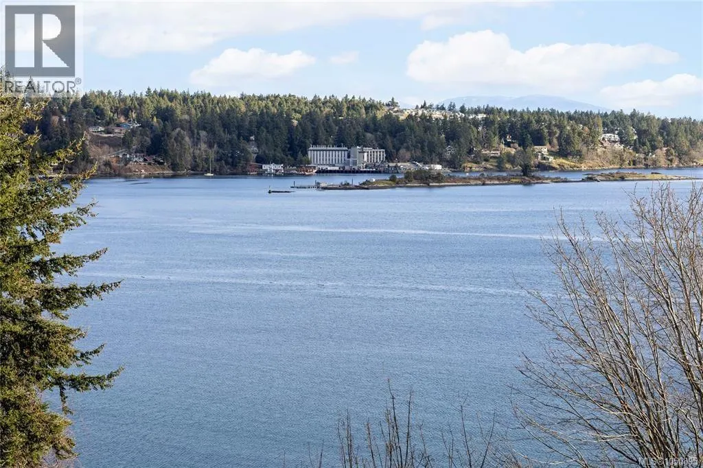 303 2560 Departure Bay Rd