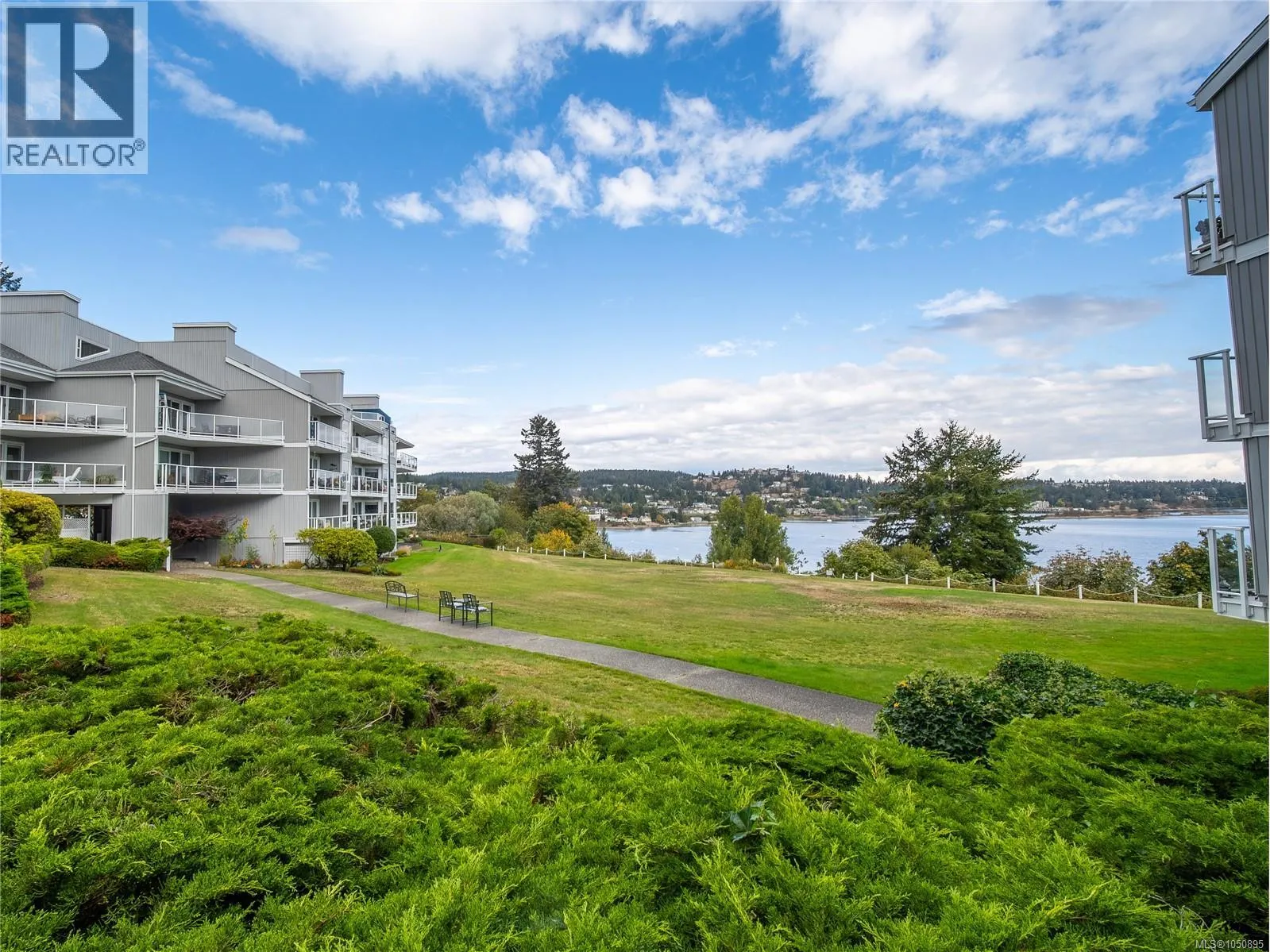 303 2560 Departure Bay Rd