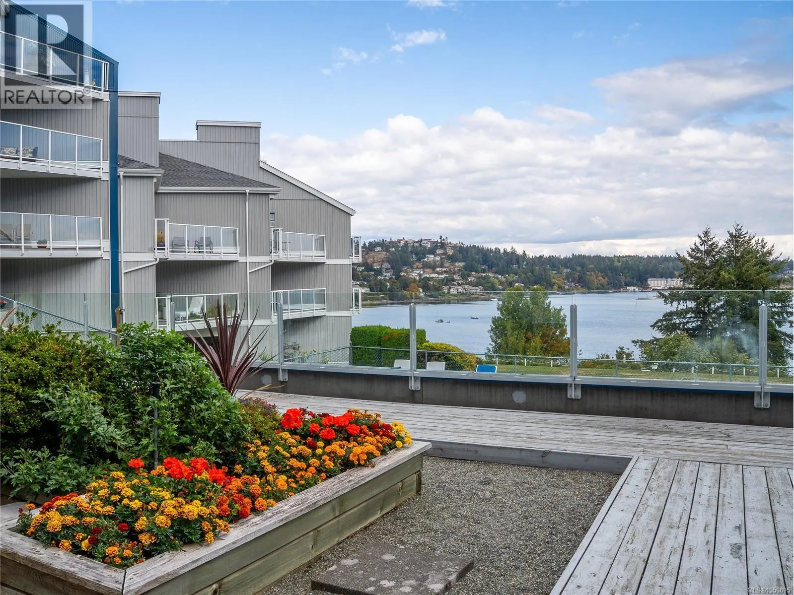303 2560 Departure Bay Rd