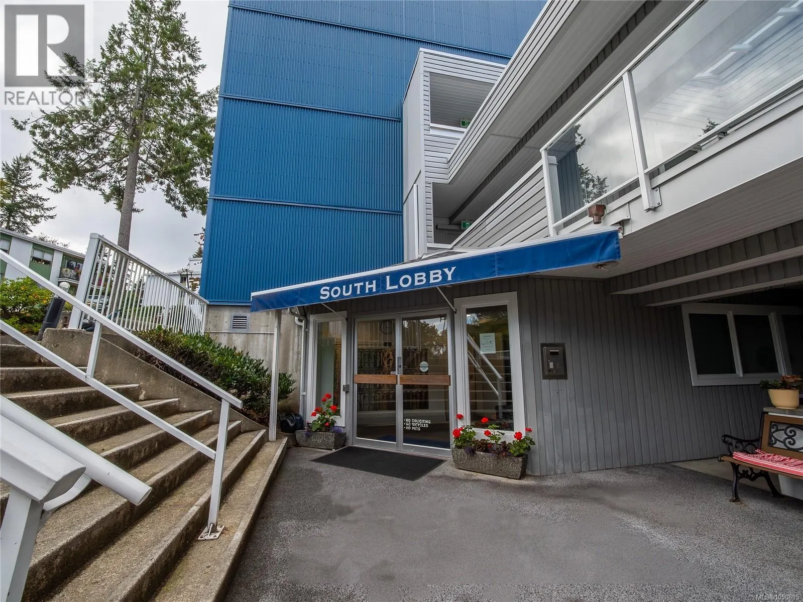 303 2560 Departure Bay Rd