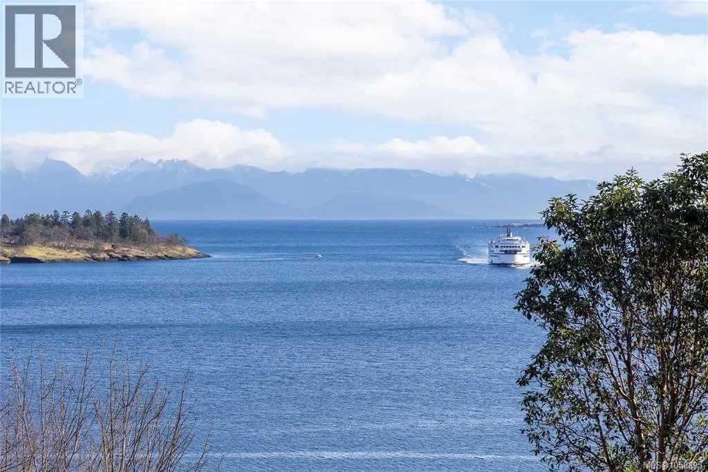 303 2560 Departure Bay Rd