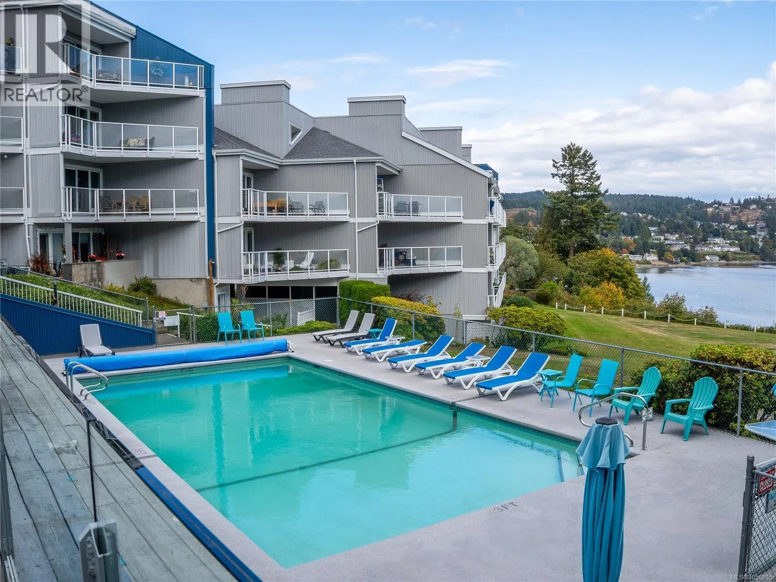 303 2560 Departure Bay Rd