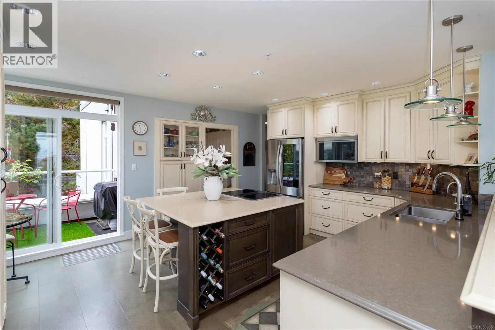 501 5110 Cordova Bay Rd