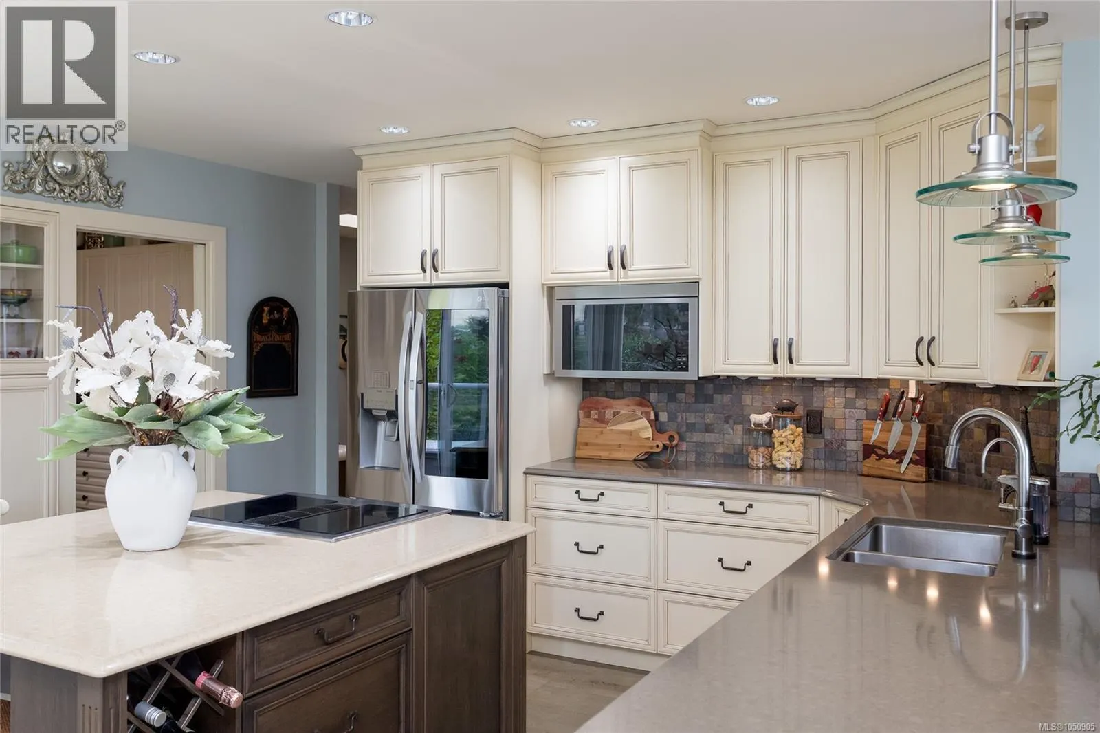 501 5110 Cordova Bay Rd