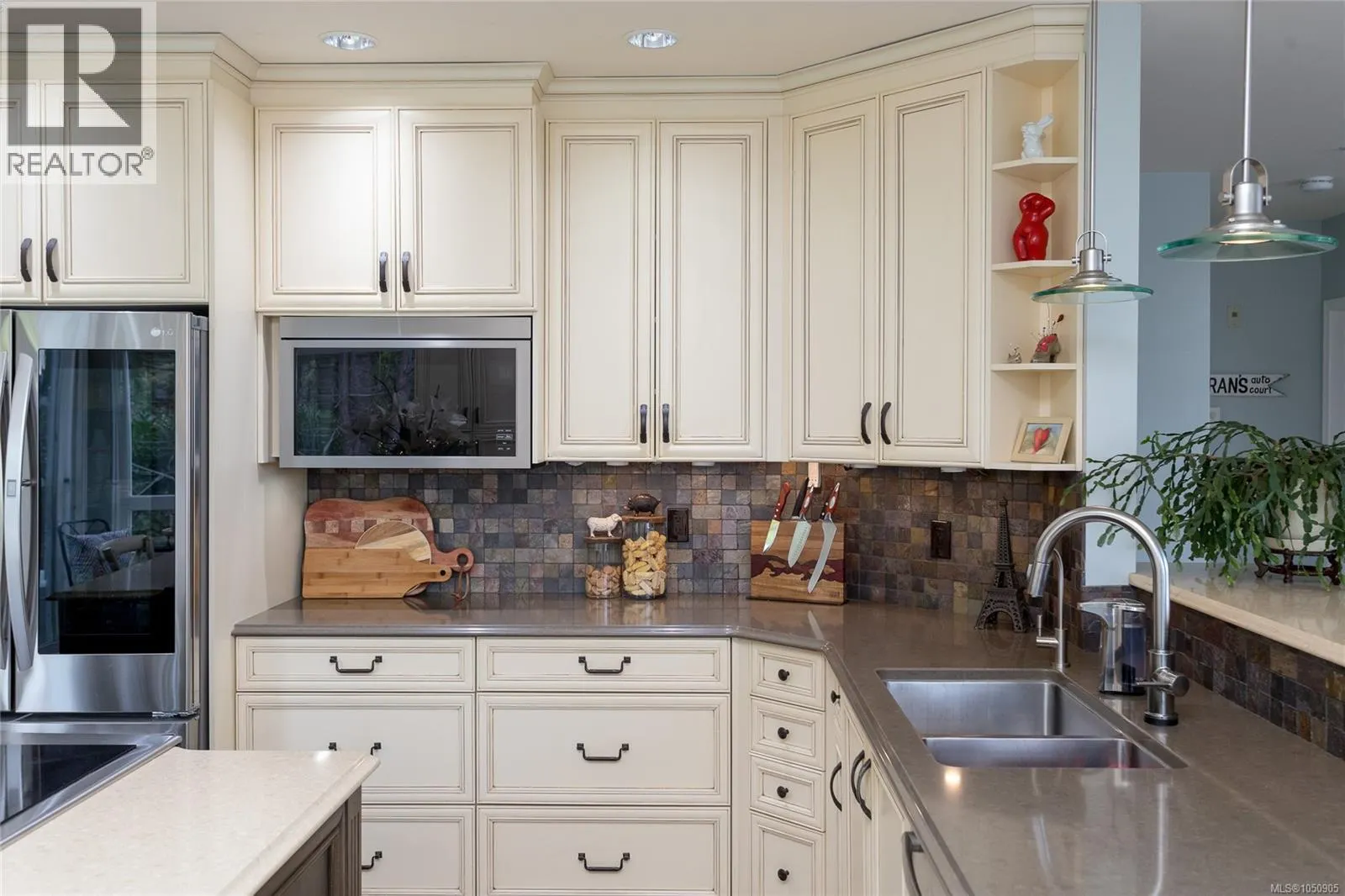 501 5110 Cordova Bay Rd