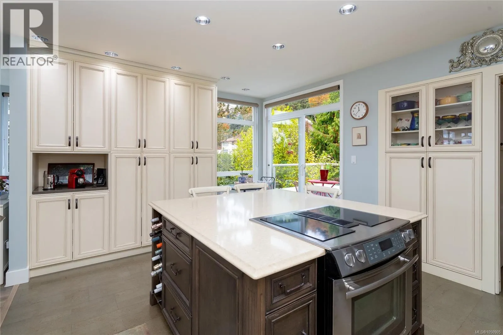 501 5110 Cordova Bay Rd