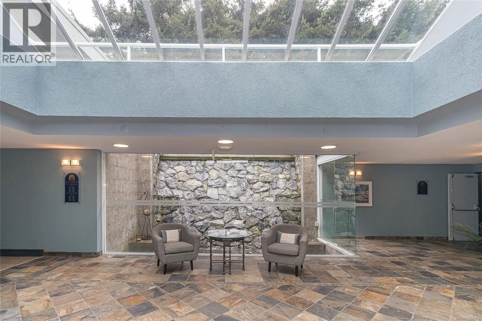 501 5110 Cordova Bay Rd