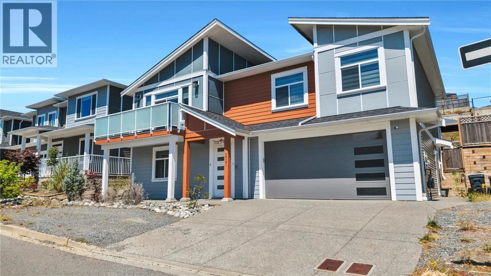 267 Golden Oaks Cres