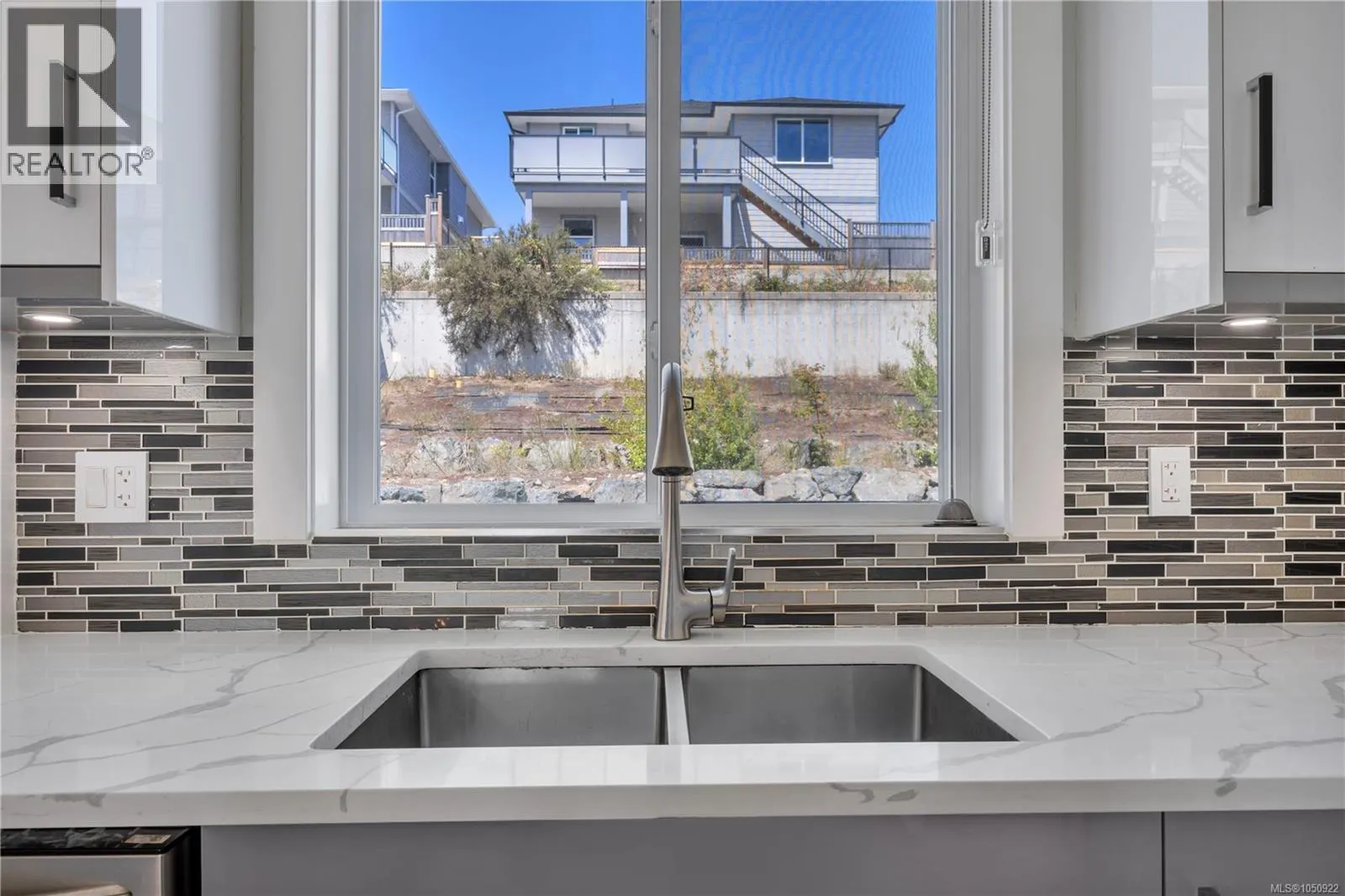 267 Golden Oaks Cres