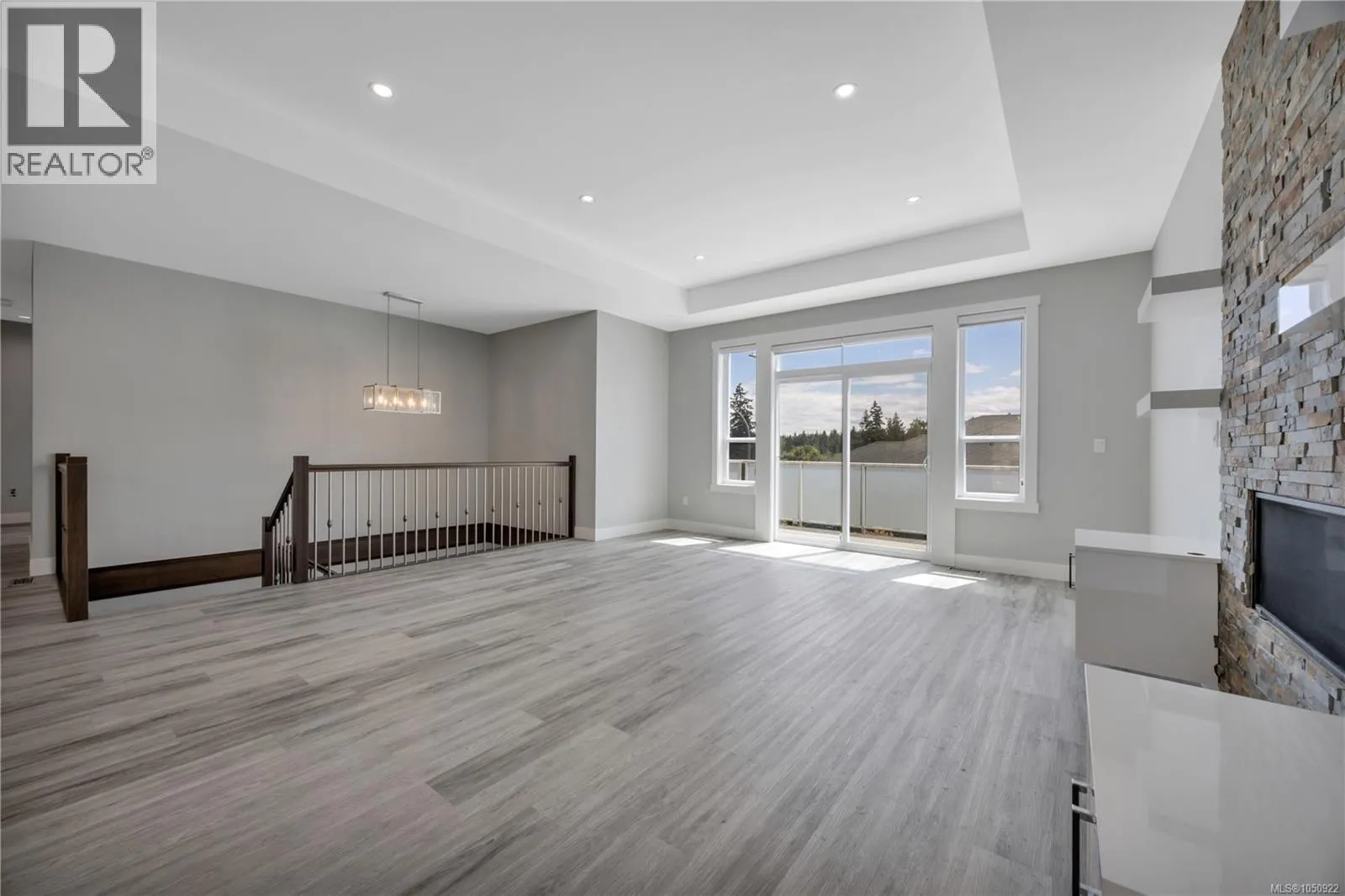 267 Golden Oaks Cres
