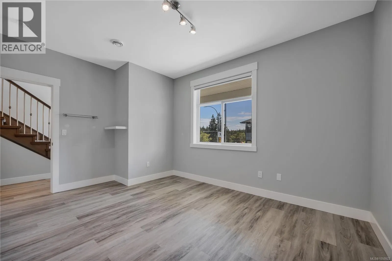 267 Golden Oaks Cres